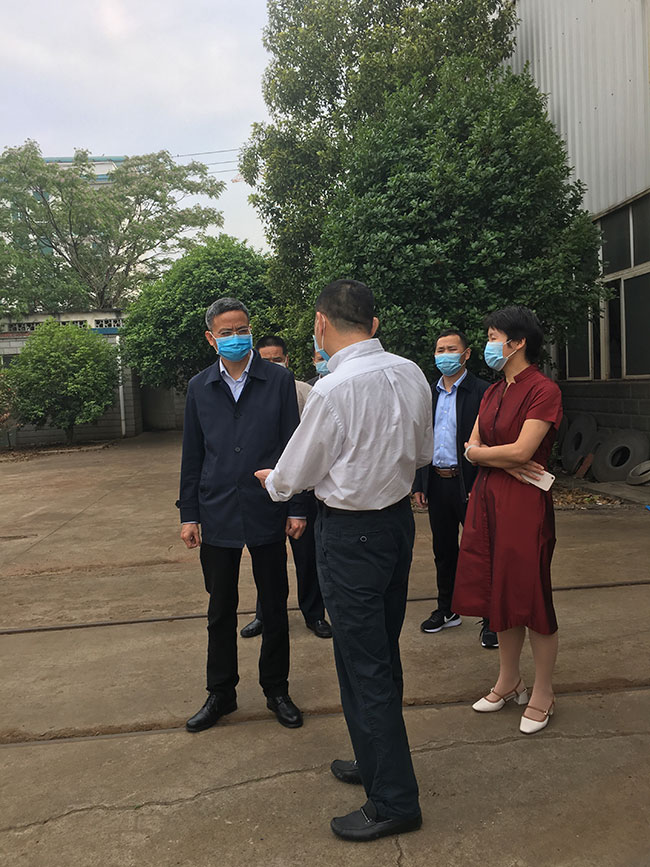 市委領(lǐng)導(dǎo)到企業(yè)視察工作2.jpg